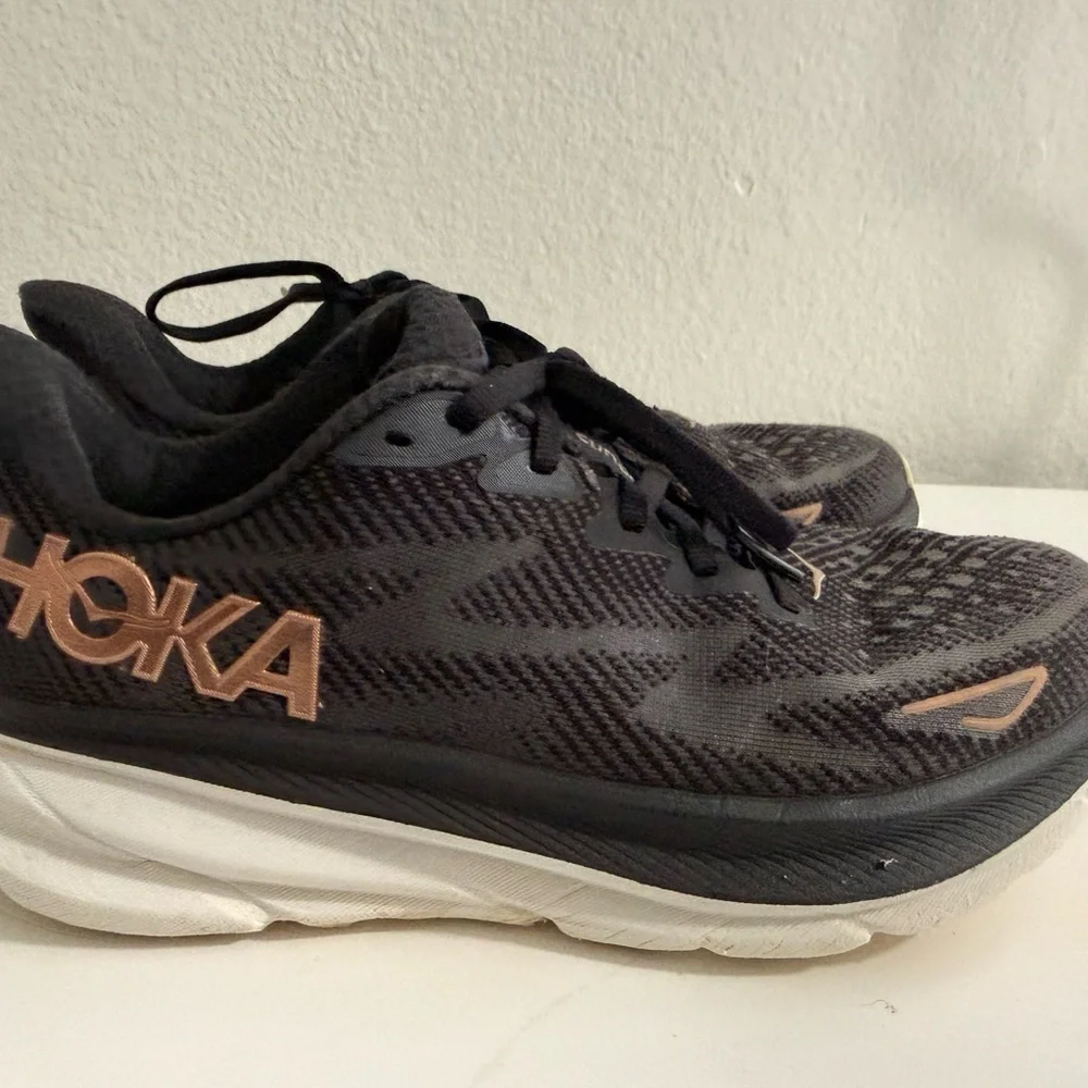 Hoka women size 7 Clifton 9Black and Pink Athletic Shoes - Picture 4 of 8